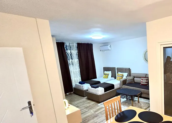 Cozy Centrally Located For Up To Three Or Four Guests Family 10 Min Walk From Center Apartment