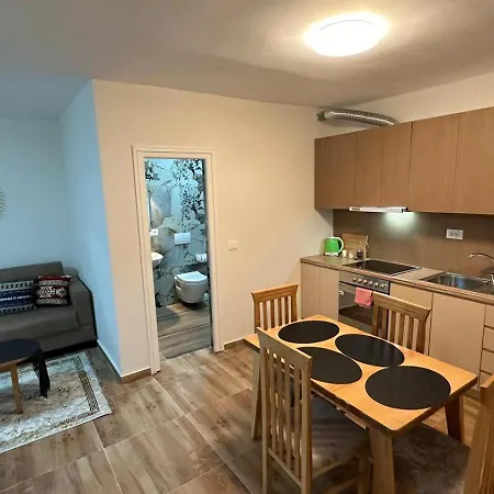 Апартаменты Cozy Centrally Located For Up To Three Or Four Guests Family 10 Min Walk From Center *