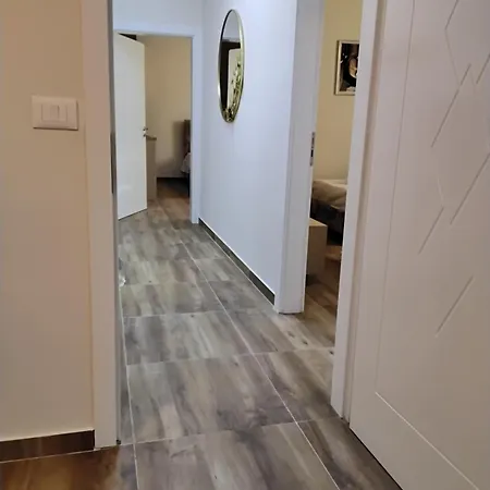 Cozy Centrally Located For Up To Three Or Four Guests Family 10 Min Walk From Center *