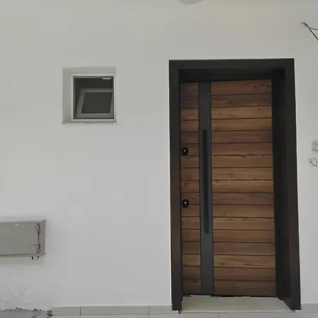 Cozy Centrally Located For Up To Three Or Four Guests Family 10 Min Walk From Center Appartement Tirana