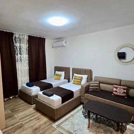Cozy Centrally Located For Up To Three Or Four Guests Family 10 Min Walk From Center شقة *