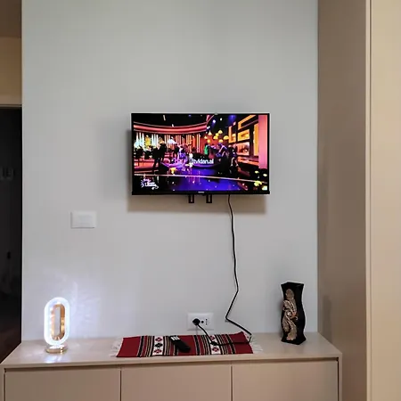 Cozy Centrally Located For Up To Three Or Four Guests Family 10 Min Walk From Center *