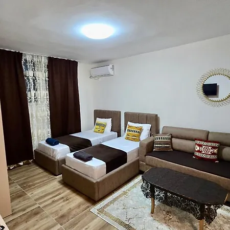 Cozy Centrally Located For Up To Three Or Four Guests Family 10 Min Walk From Center * Тирана