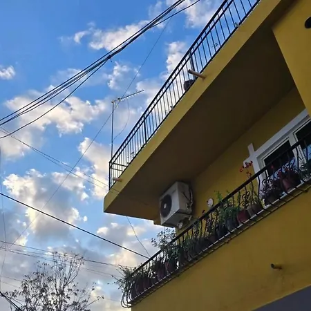 Apartment Cozy Centrally Located For Up To Three Or Four Guests Family 10 Min Walk From Center *